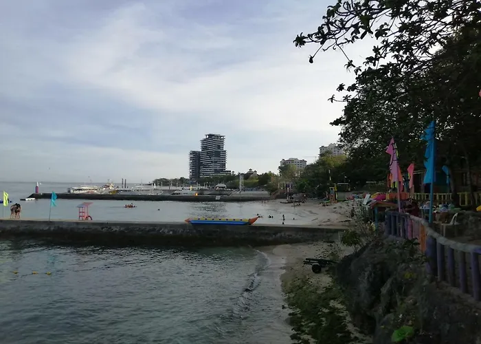 Mactan Newtown Deluxe Island Breeze アパート